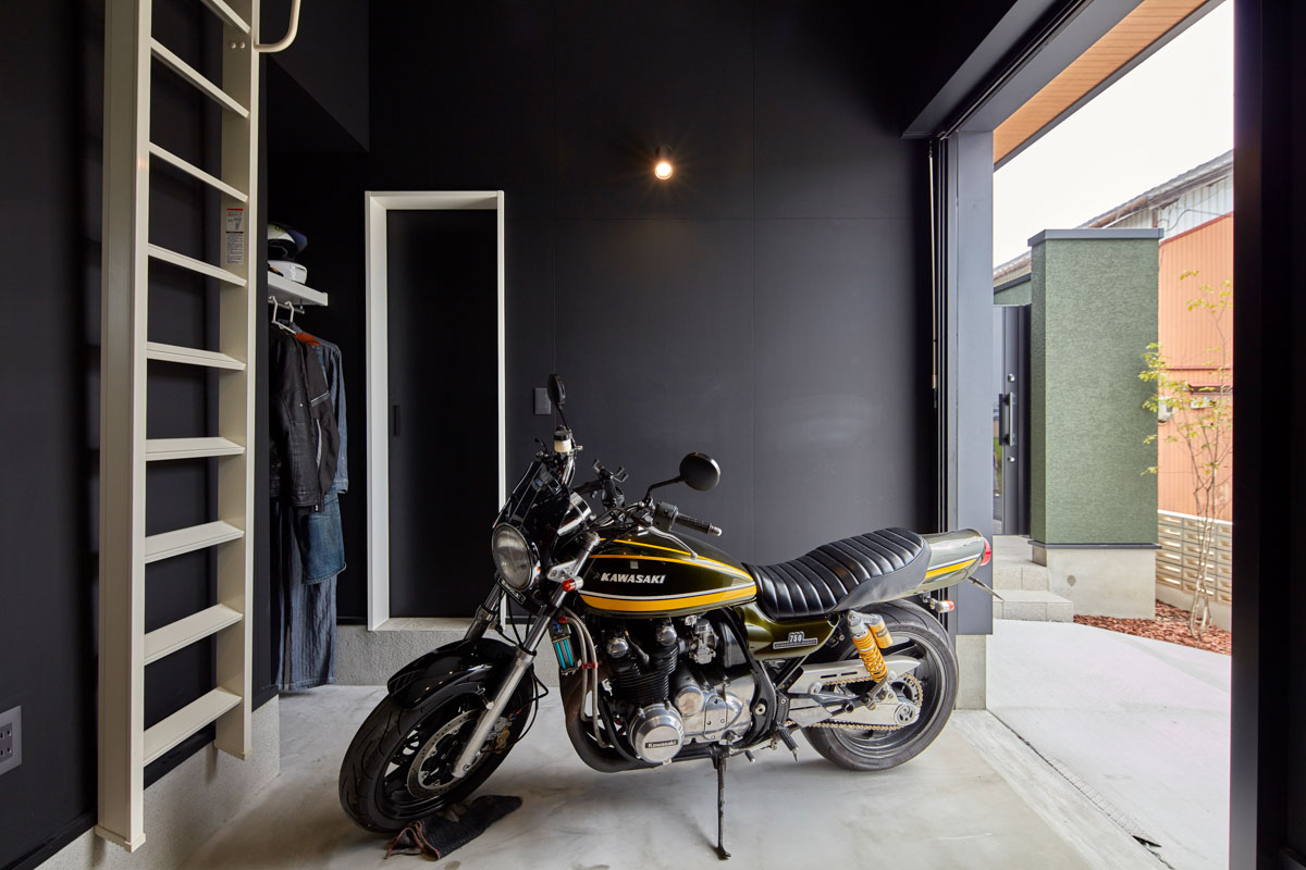 バイクガレージと隠し扉のある平屋