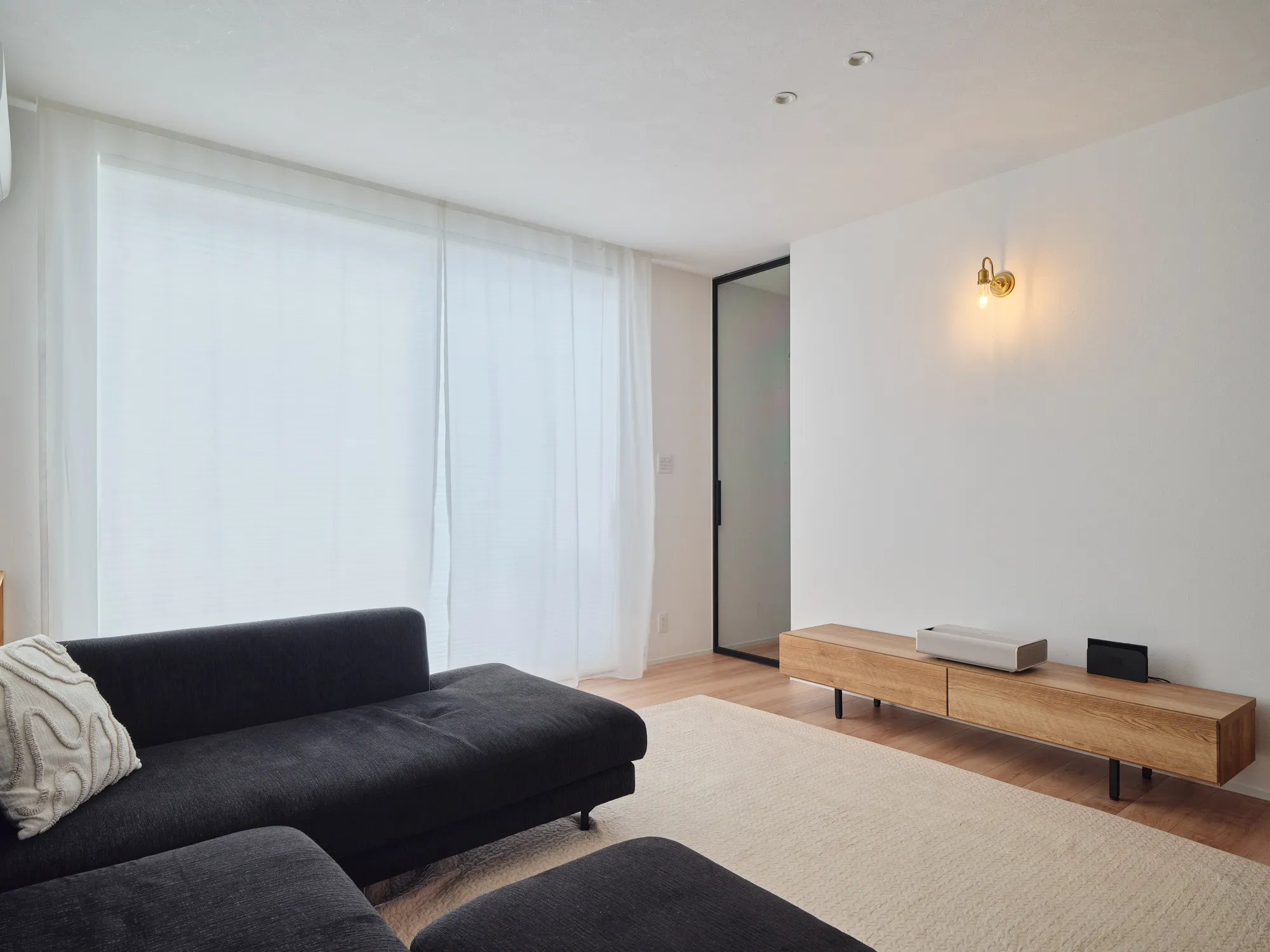 木の温もりに包まれる、家族の笑顔が広がる家