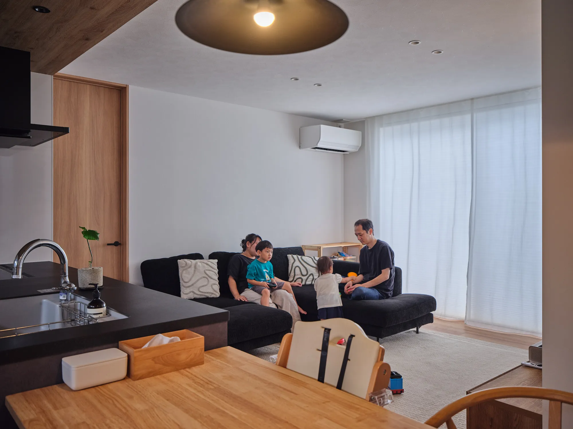 木の温もりに包まれる、家族の笑顔が広がる家