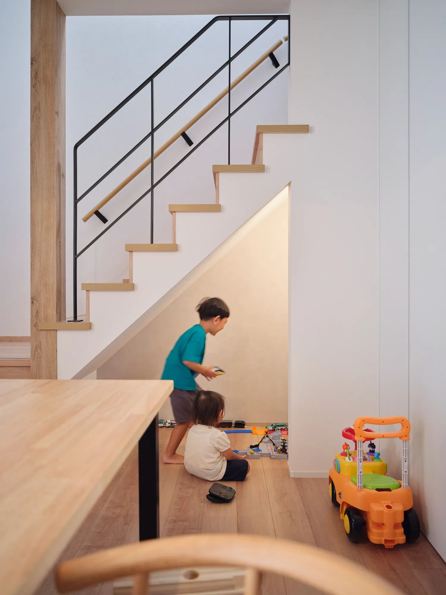 木の温もりに包まれる、家族の笑顔が広がる家