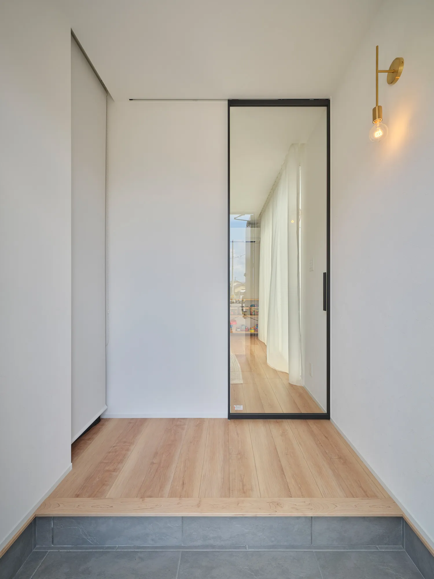 木の温もりに包まれる、家族の笑顔が広がる家