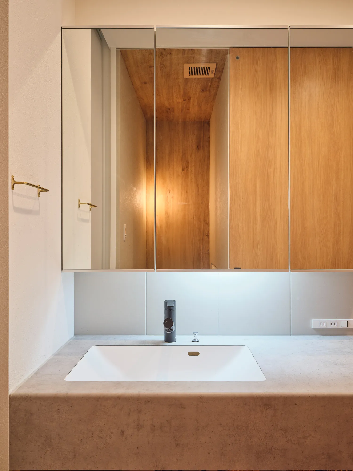 木の温もりに包まれる、家族の笑顔が広がる家