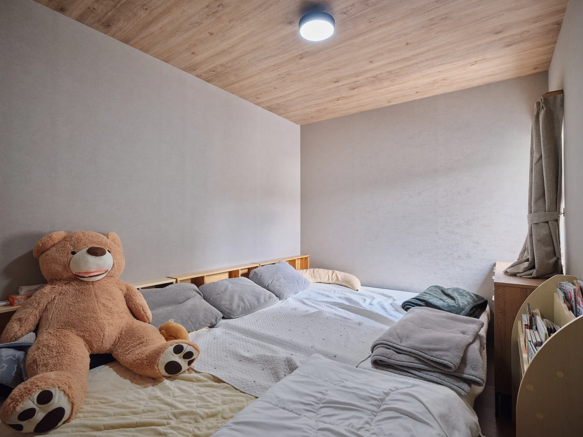 木の温もりに包まれる、家族の笑顔が広がる家