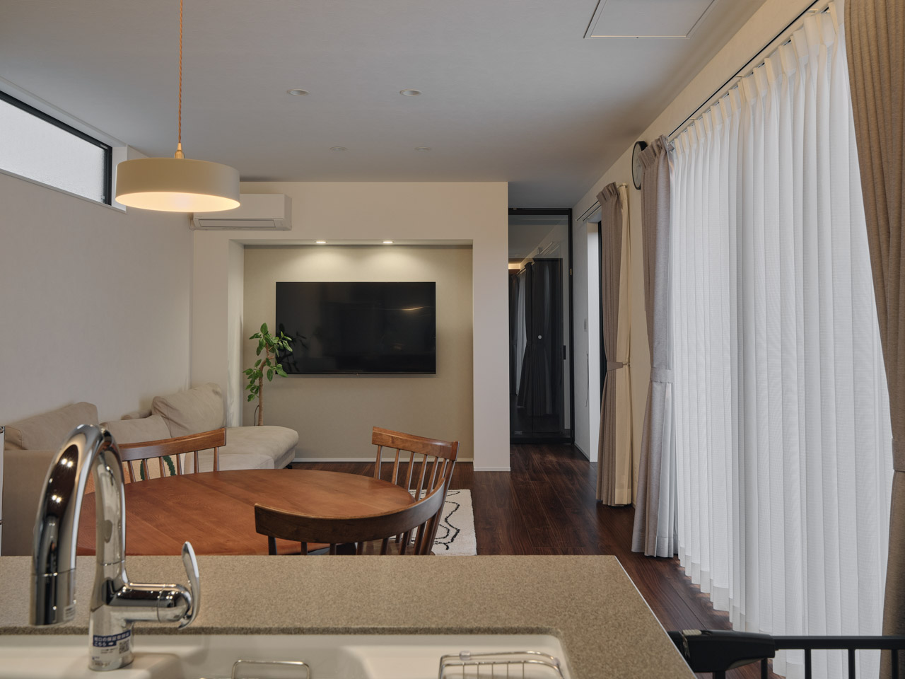 朝日と中庭に癒される家