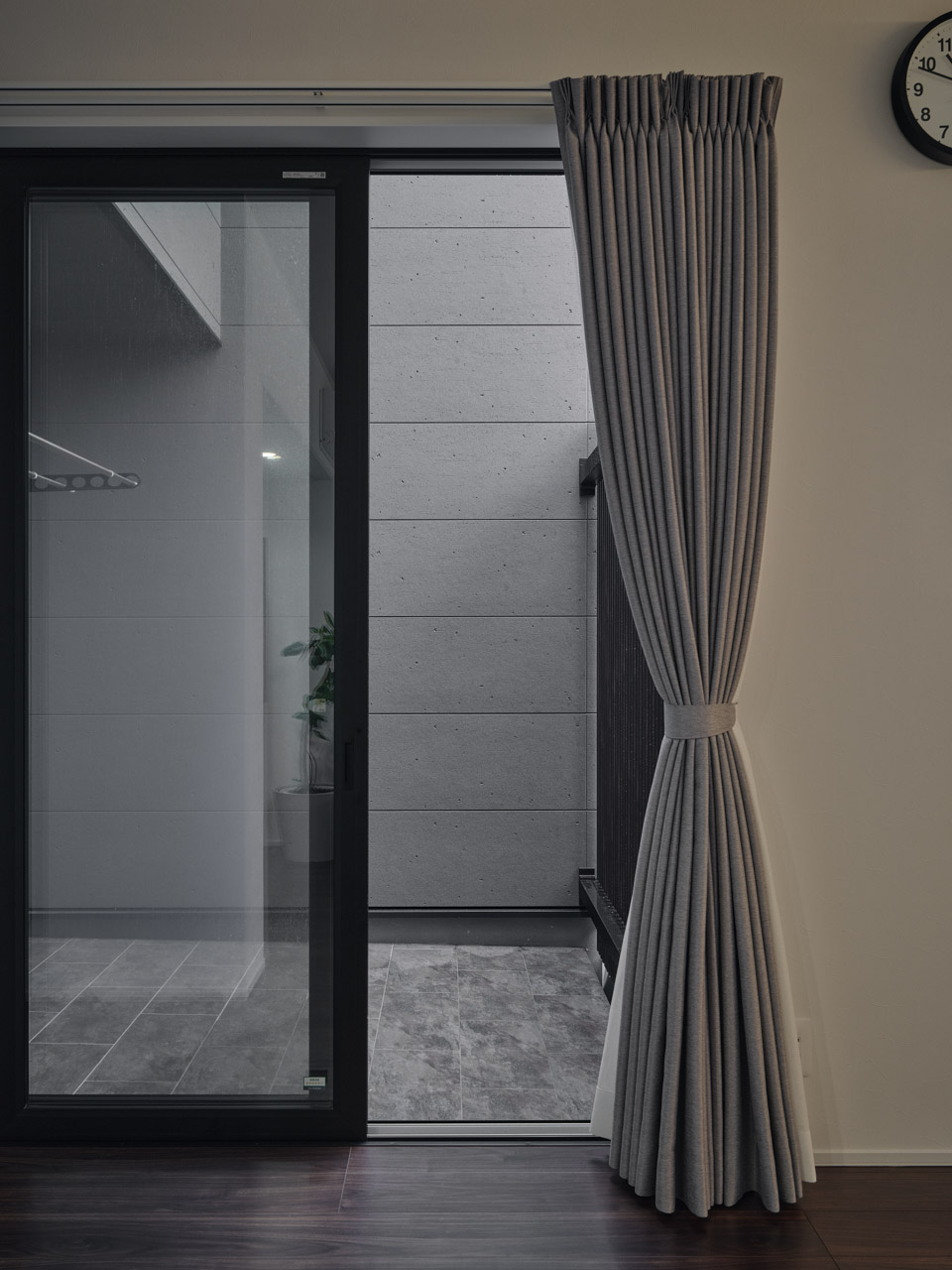 朝日と中庭に癒される家