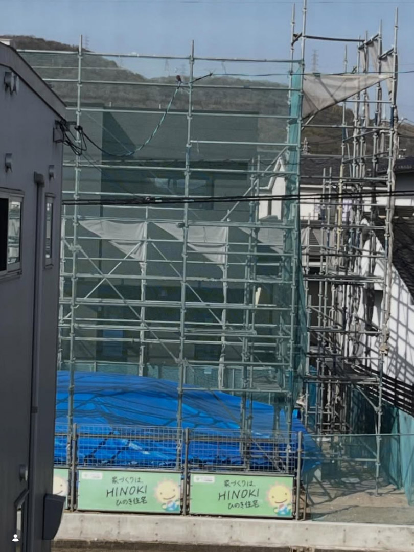 #ひのき住宅 タグ付 Instagram 足場組まれ、いよいよ明日は上棟🏠