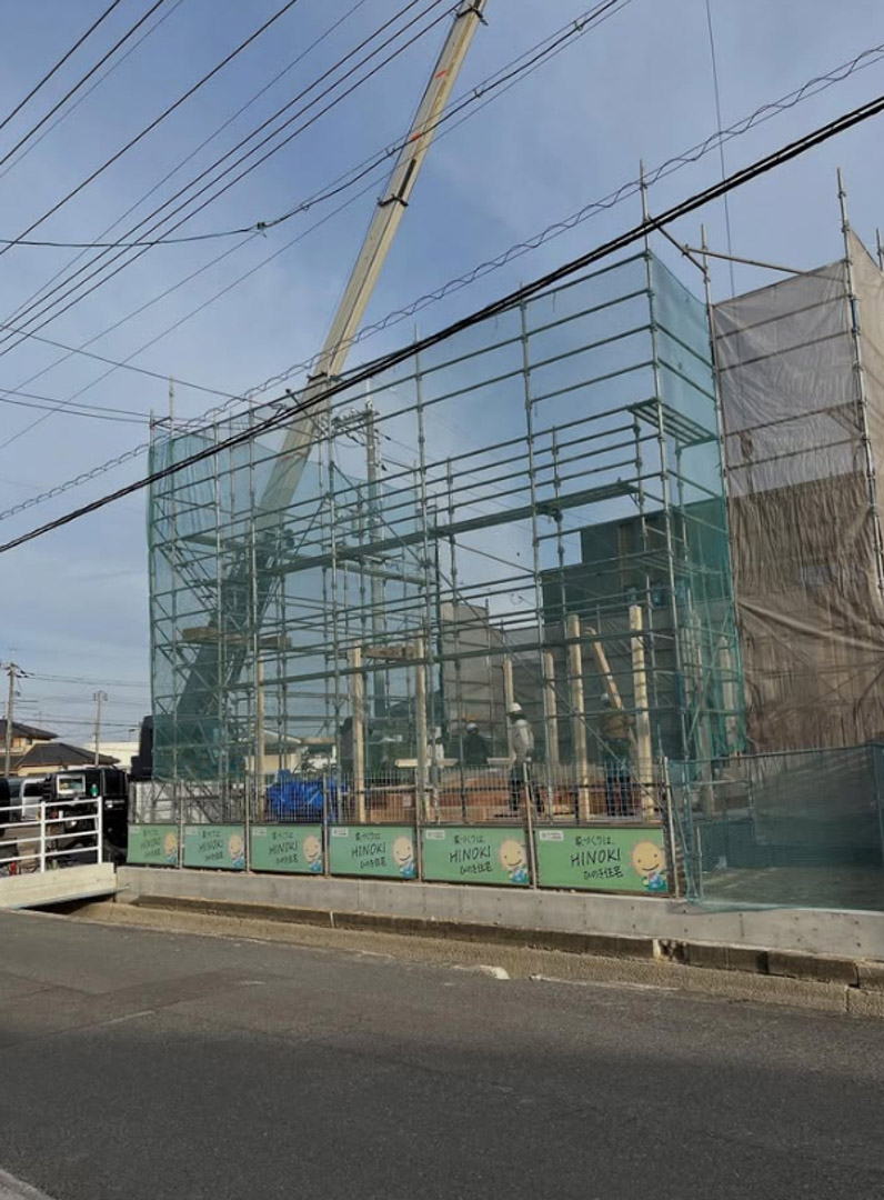 #ひのき住宅 タグ付 Instagram 朝から始まった作業は、夕方にはあっという間に家の形になった🏠 めっちゃ早い👀!! 家の中も入らせてもらいました😊 イメージが沸いて、更に楽しみになった😁  #新築 #上棟 #岡山注文住宅 #岡山工務店 #ひのき住宅