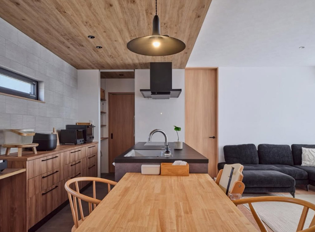 #ひのき住宅 タグ付 Instagram キッチン奥には 念願だった パントリーがあります！ 奥行は45cmで 収納は 無印良品の収納ボックスで揃えました。