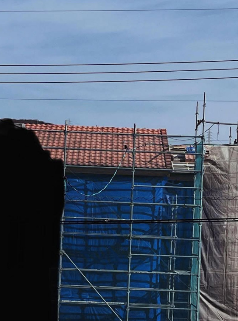 #ひのき住宅 タグ付 Instagram 屋根の瓦も順調に進んでます🏠 一部窓の取り付けも進んでます🪟