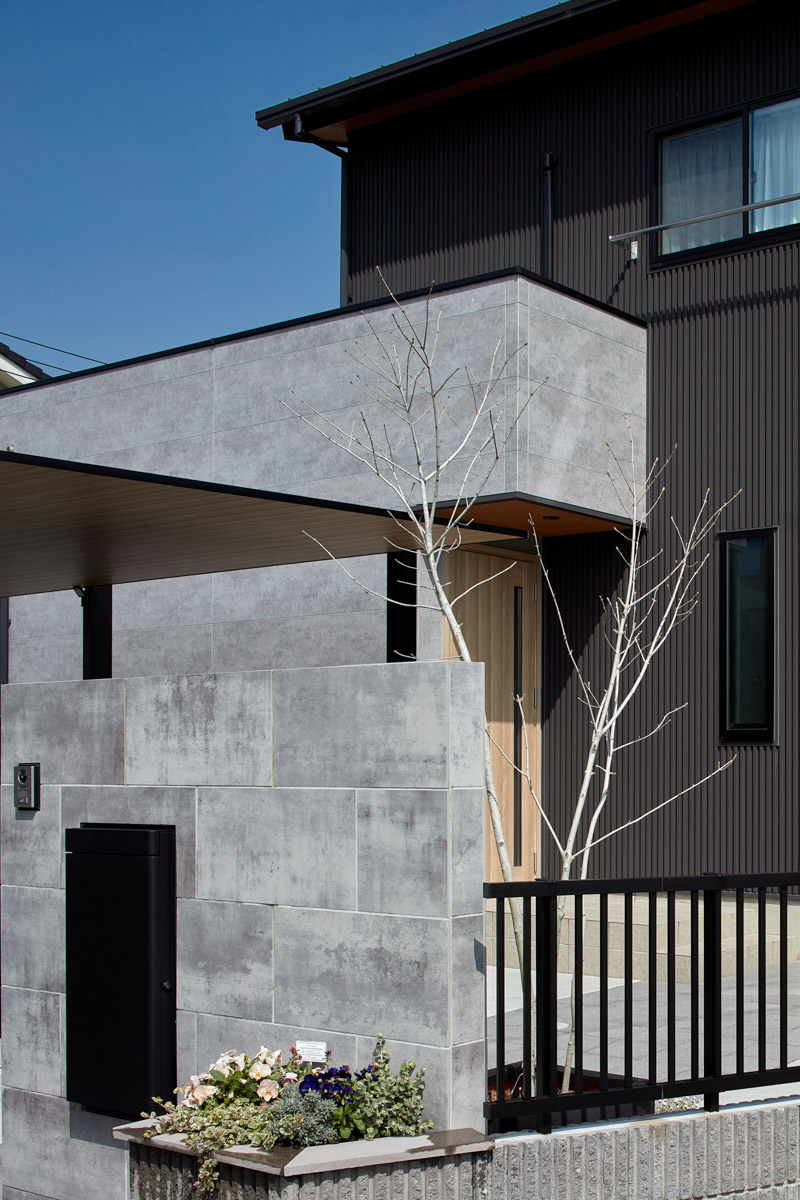 開放的な玄関から始まる１日