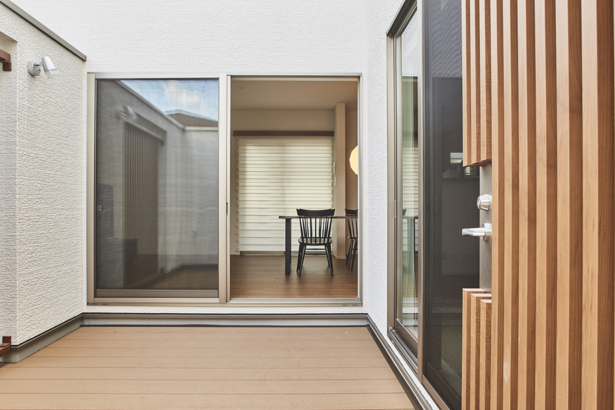 内部で繋がるコートハウスの家