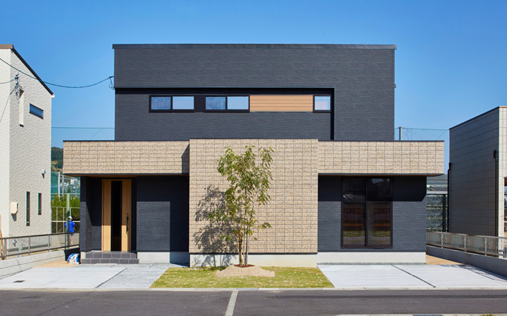 重厚感のあるアクセントタイルが印象的な家