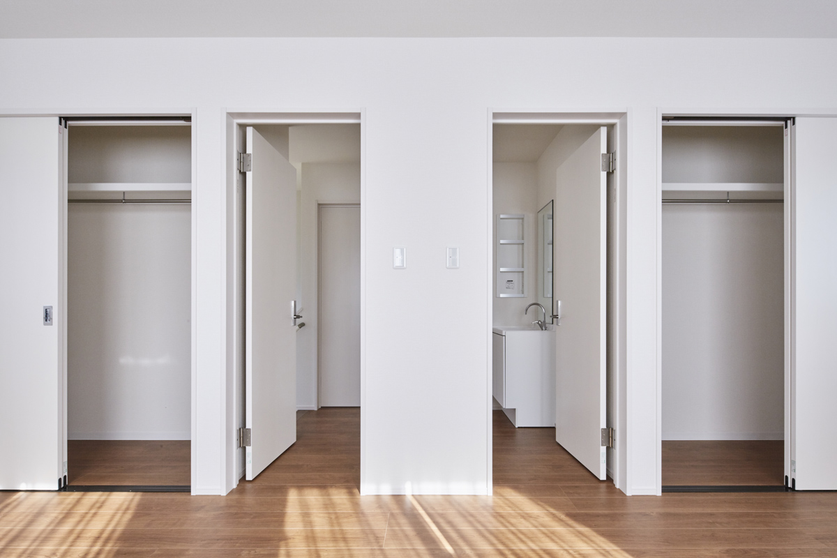 内部で繋がるコートハウスの家