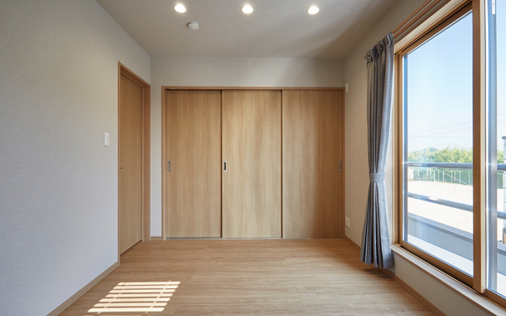 重厚感のあるアクセントタイルが印象的な家