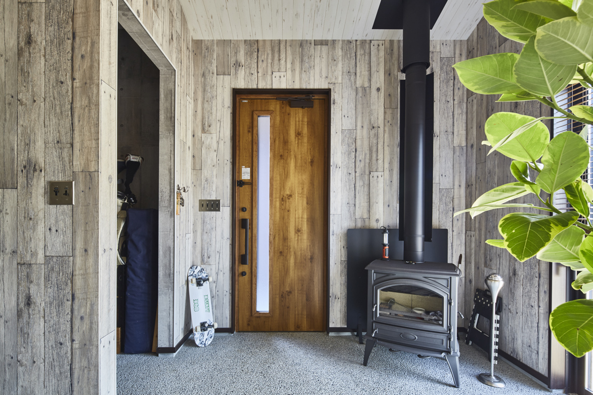 暖炉を囲むヴィンテージハウス