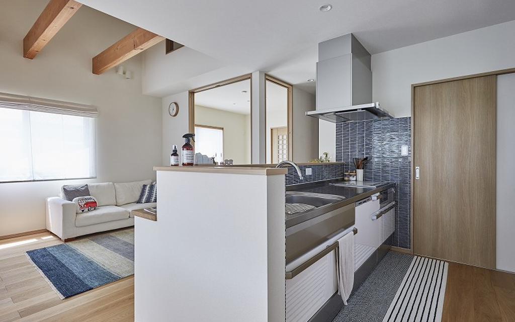 景観と調和するインナーガレージの家