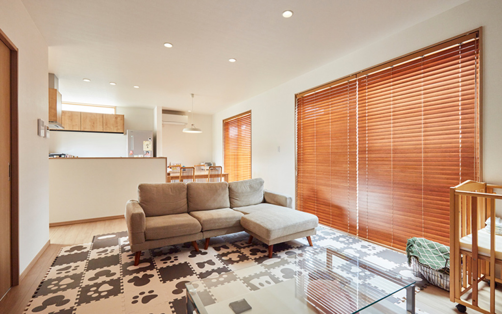 重厚感のあるアクセントタイルが印象的な家