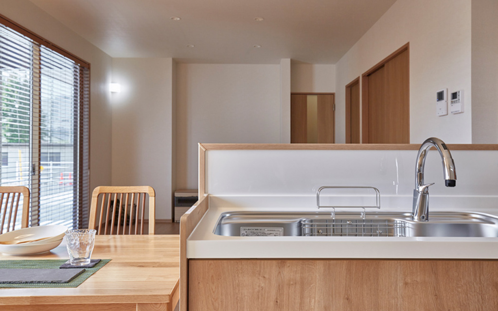 重厚感のあるアクセントタイルが印象的な家