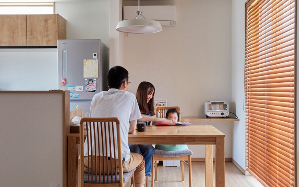 重厚感のあるアクセントタイルが印象的な家