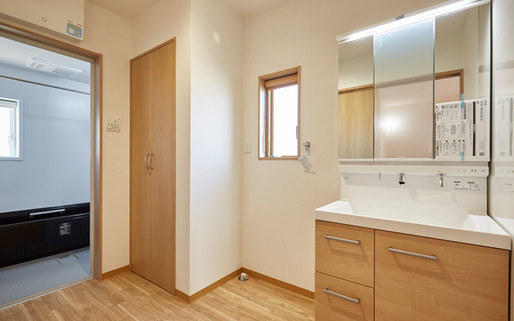 重厚感のあるアクセントタイルが印象的な家