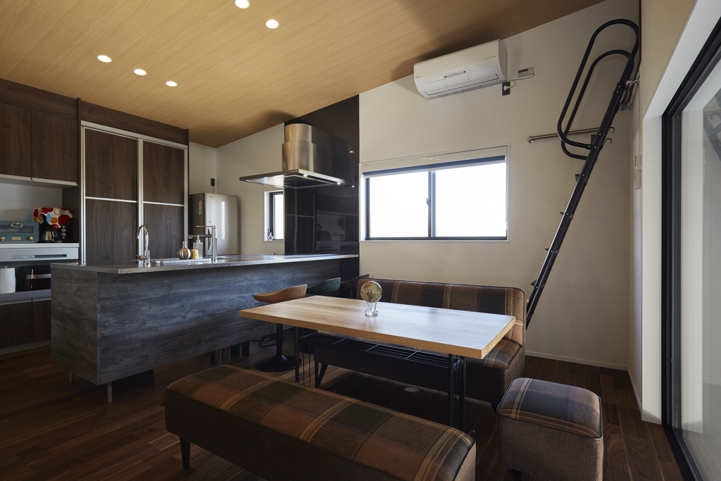 愛車を眺めるガレージハウス