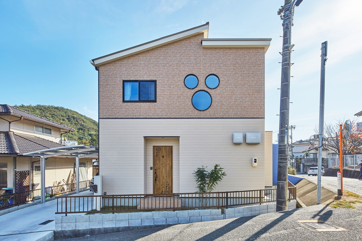 家族を笑顔にする丸窓の家