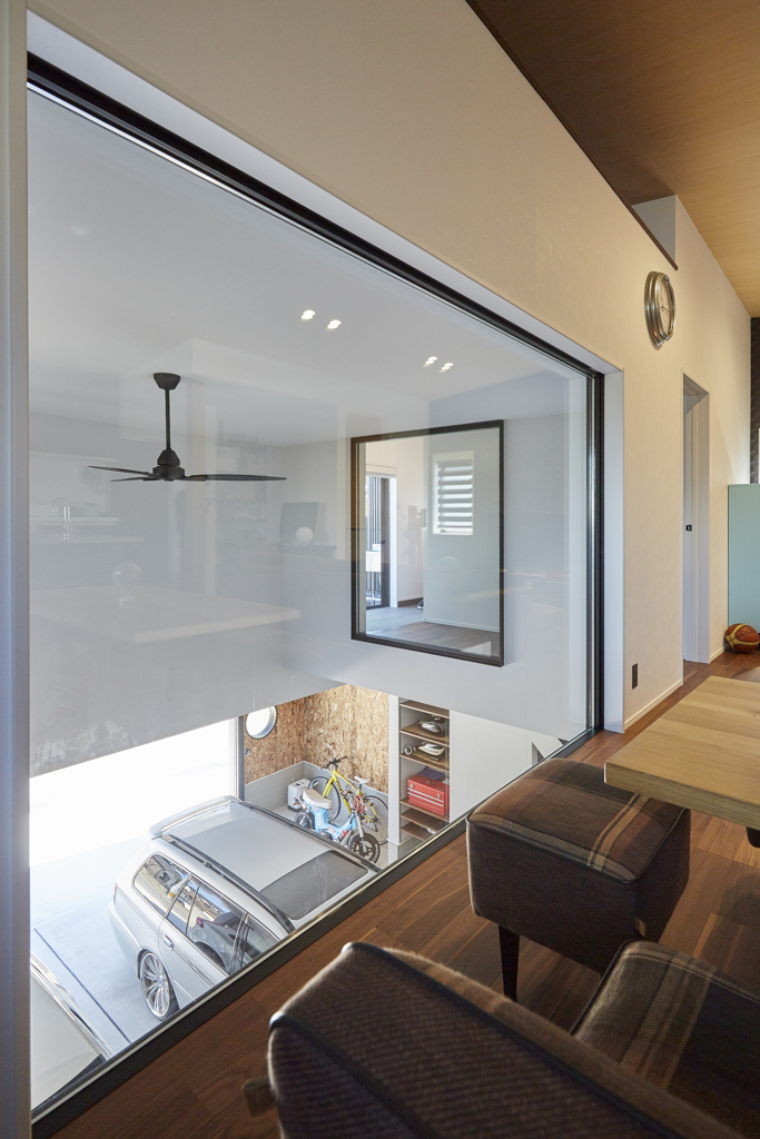 愛車を眺めるガレージハウス