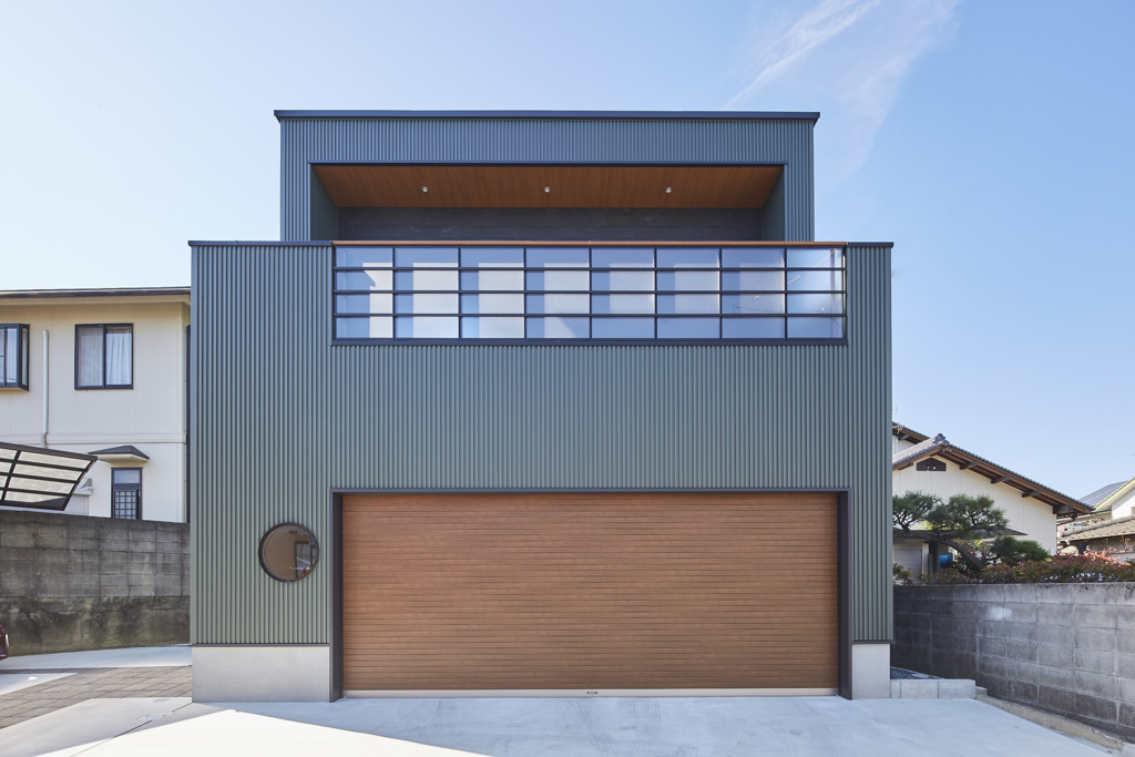 愛車を眺めるガレージハウス