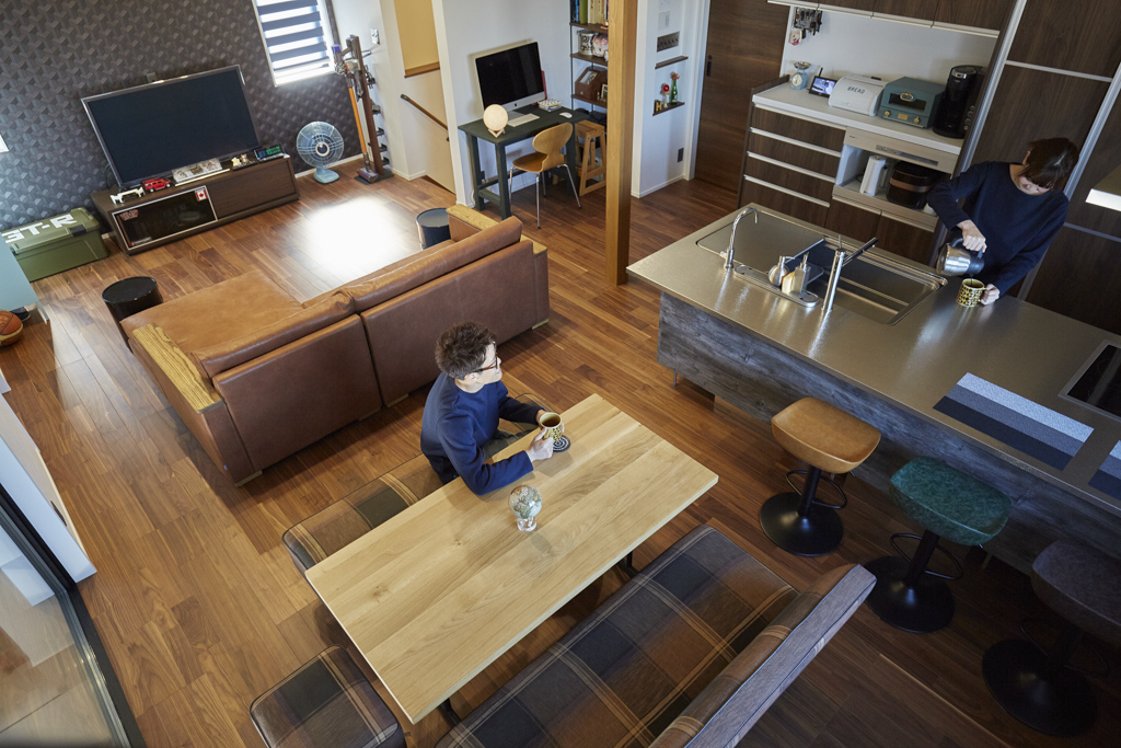 愛車を眺めるガレージハウス