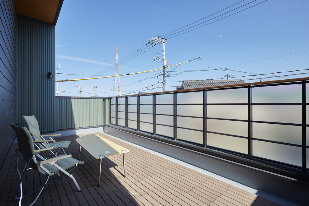 愛車を眺めるガレージハウス