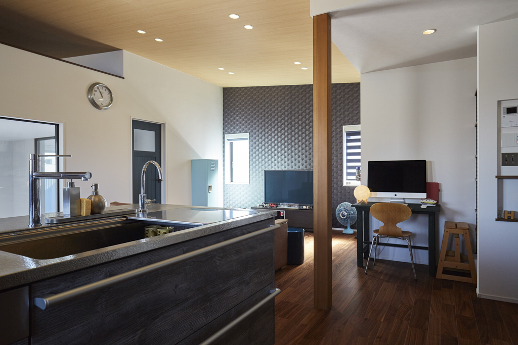 愛車を眺めるガレージハウス