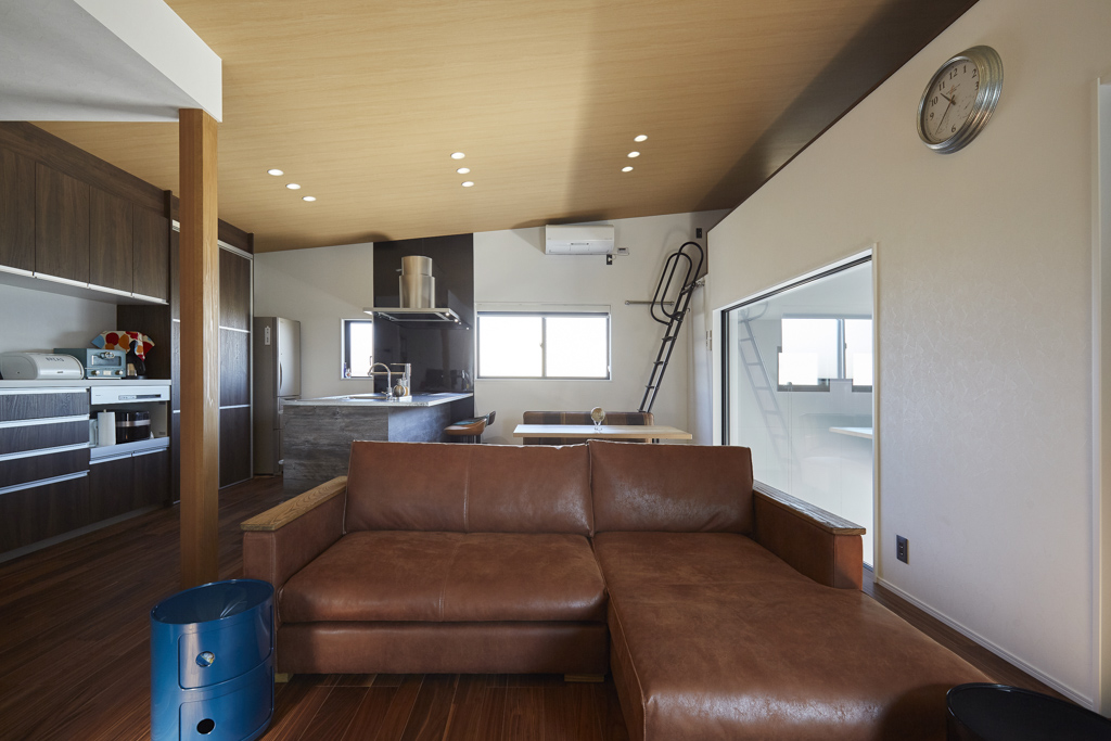 愛車を眺めるガレージハウス