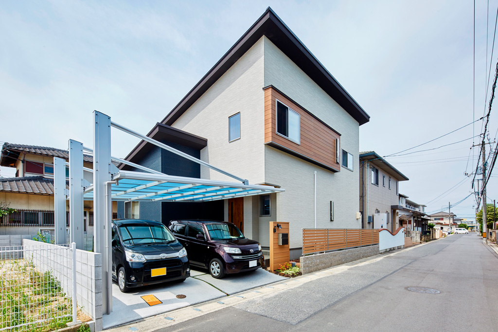 リビングつながるウッドデッキのある家