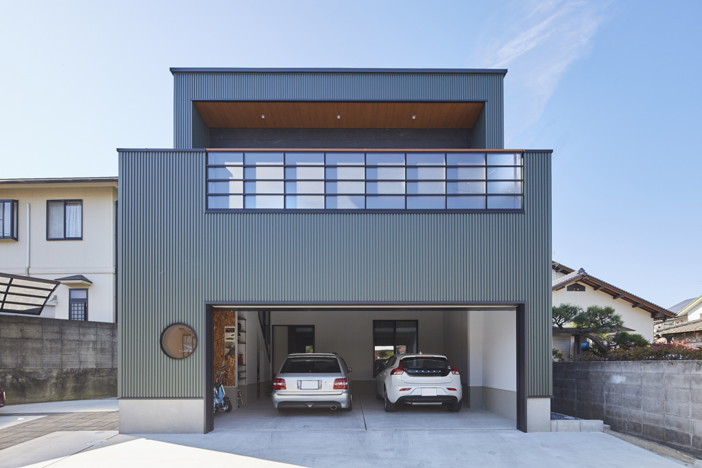 愛車を眺めるガレージハウス