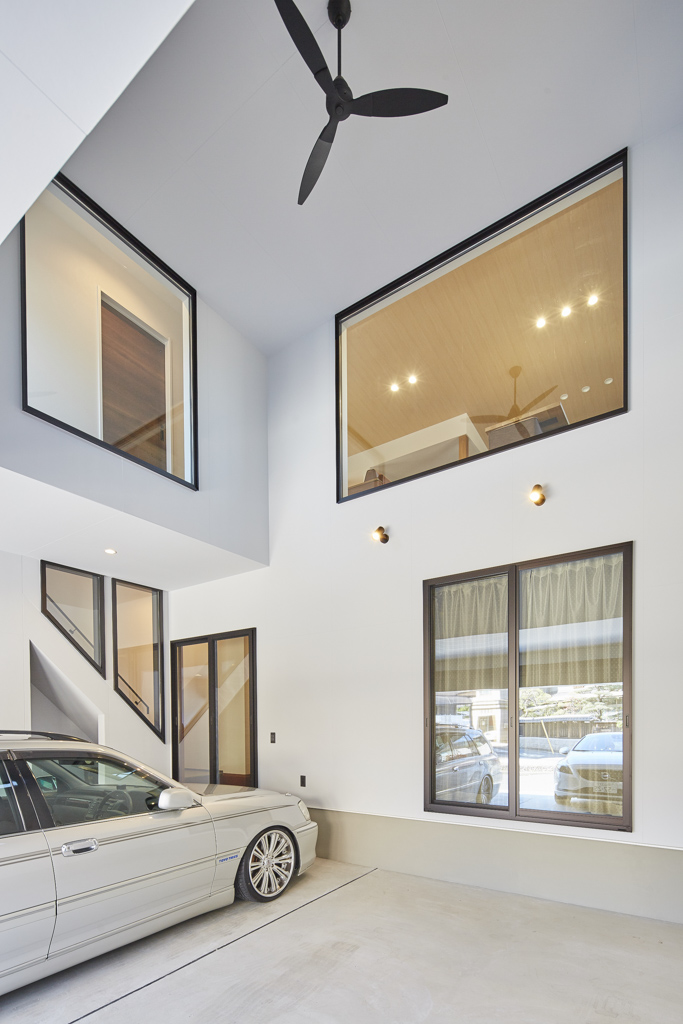 愛車を眺めるガレージハウス