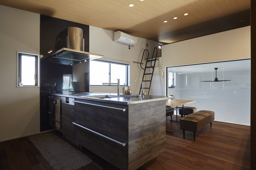 愛車を眺めるガレージハウス