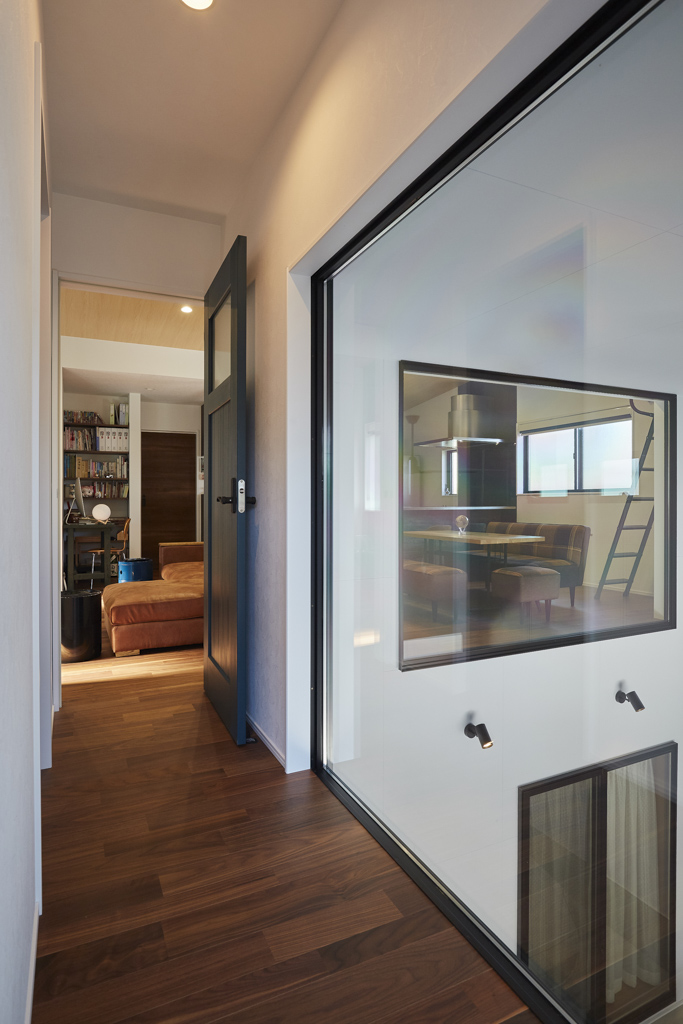 愛車を眺めるガレージハウス