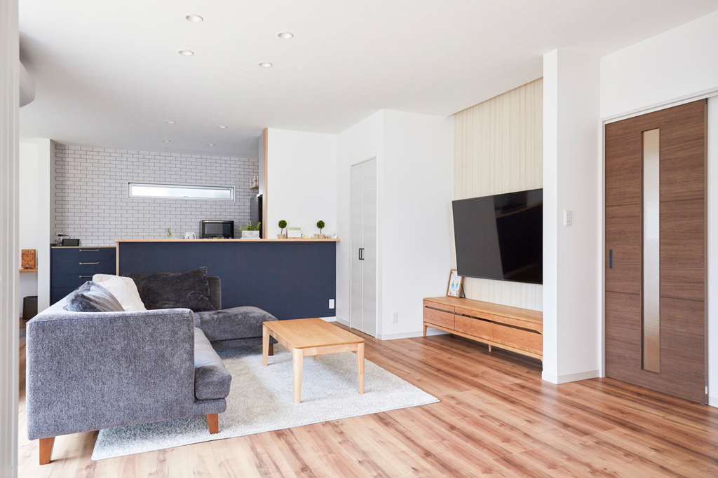 リビングつながるウッドデッキのある家