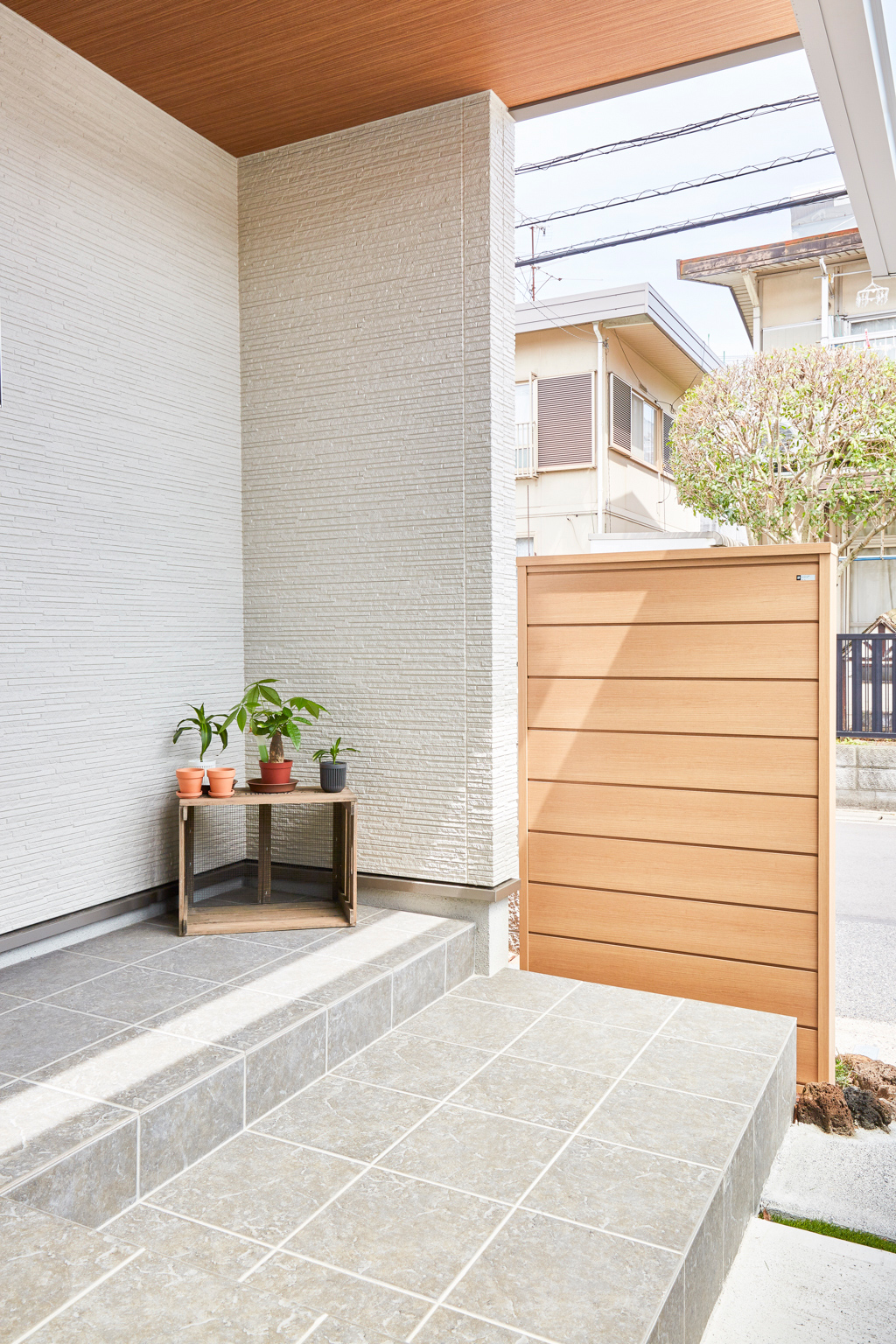 リビングつながるウッドデッキのある家