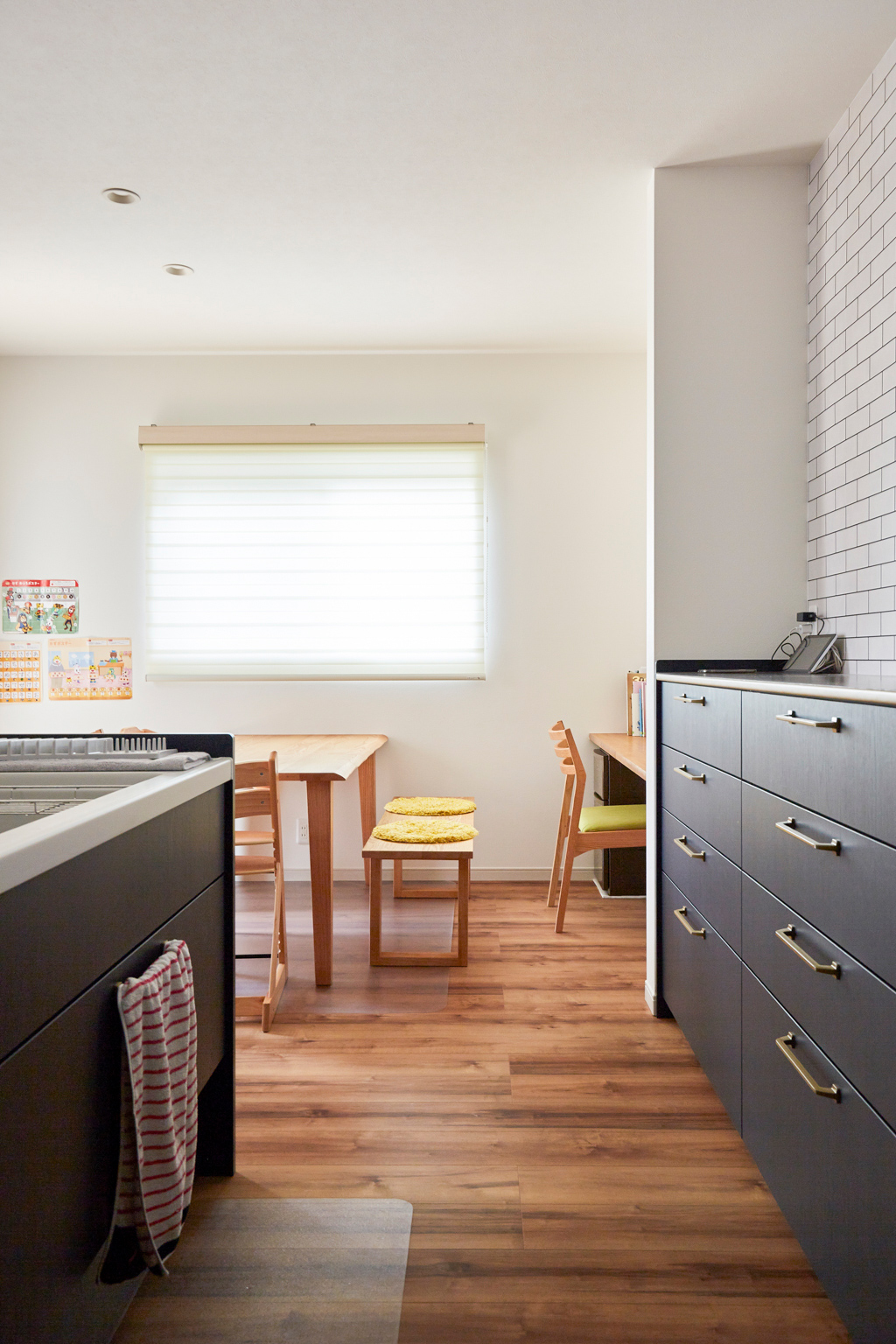 リビングつながるウッドデッキのある家