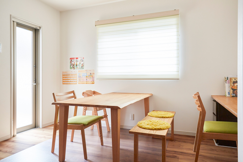 リビングつながるウッドデッキのある家