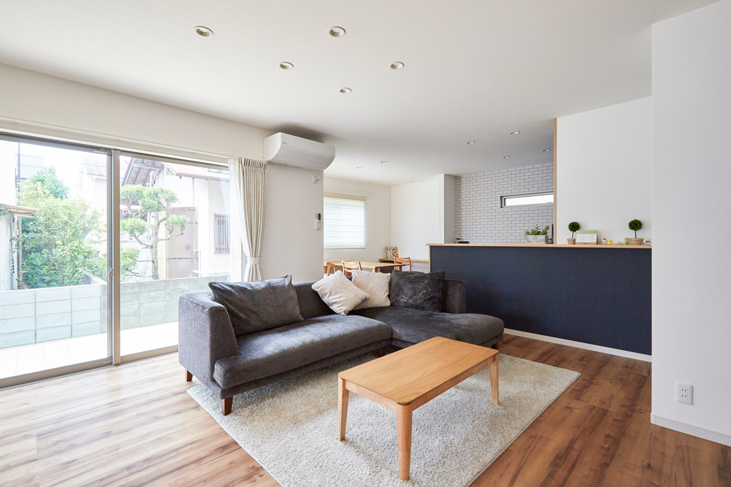 リビングつながるウッドデッキのある家