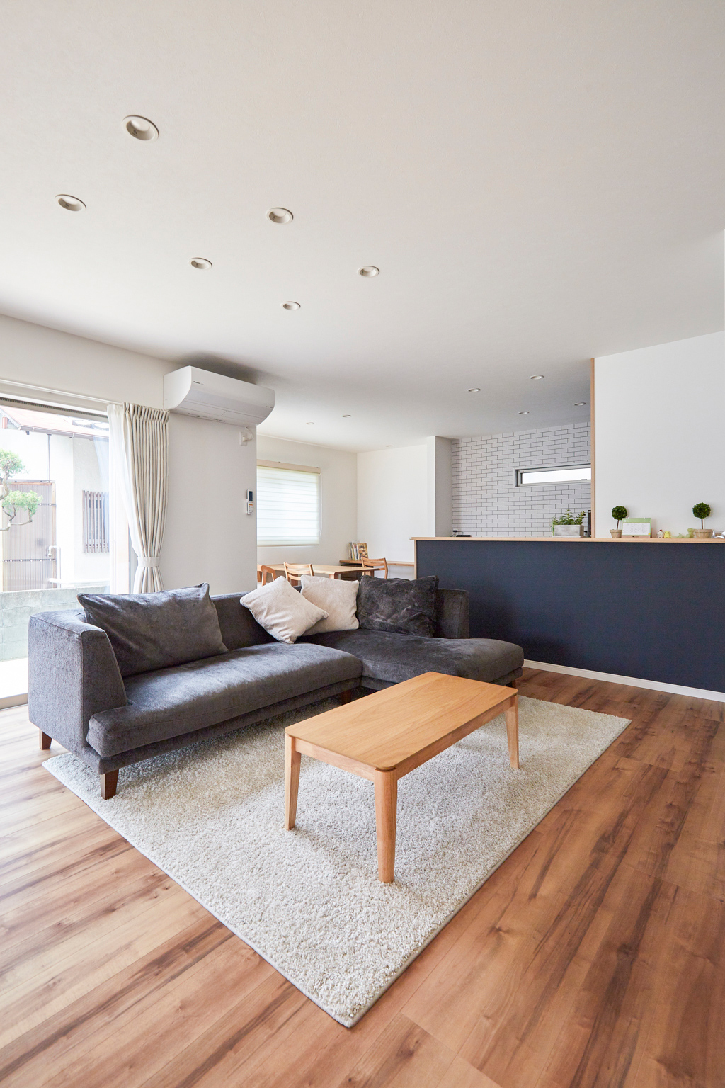 リビングつながるウッドデッキのある家