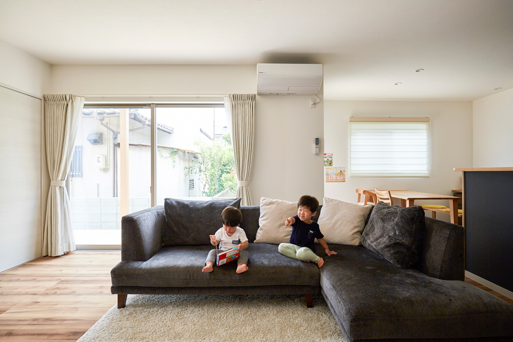 リビングつながるウッドデッキのある家