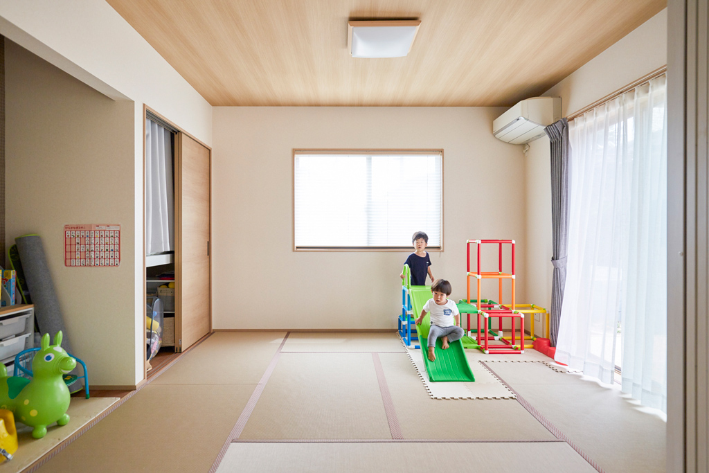 リビングつながるウッドデッキのある家