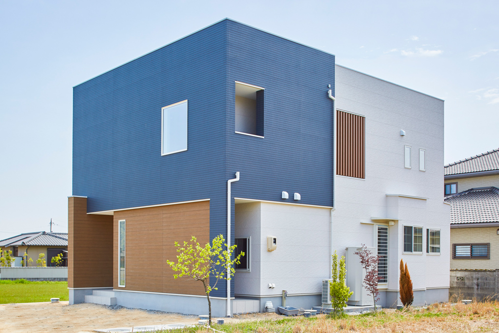 田園風景に佇む解放感溢れる近代住宅