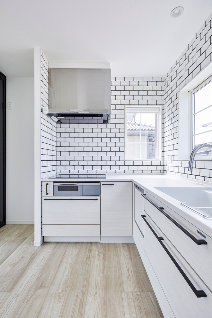 田園風景に佇む解放感溢れる近代住宅