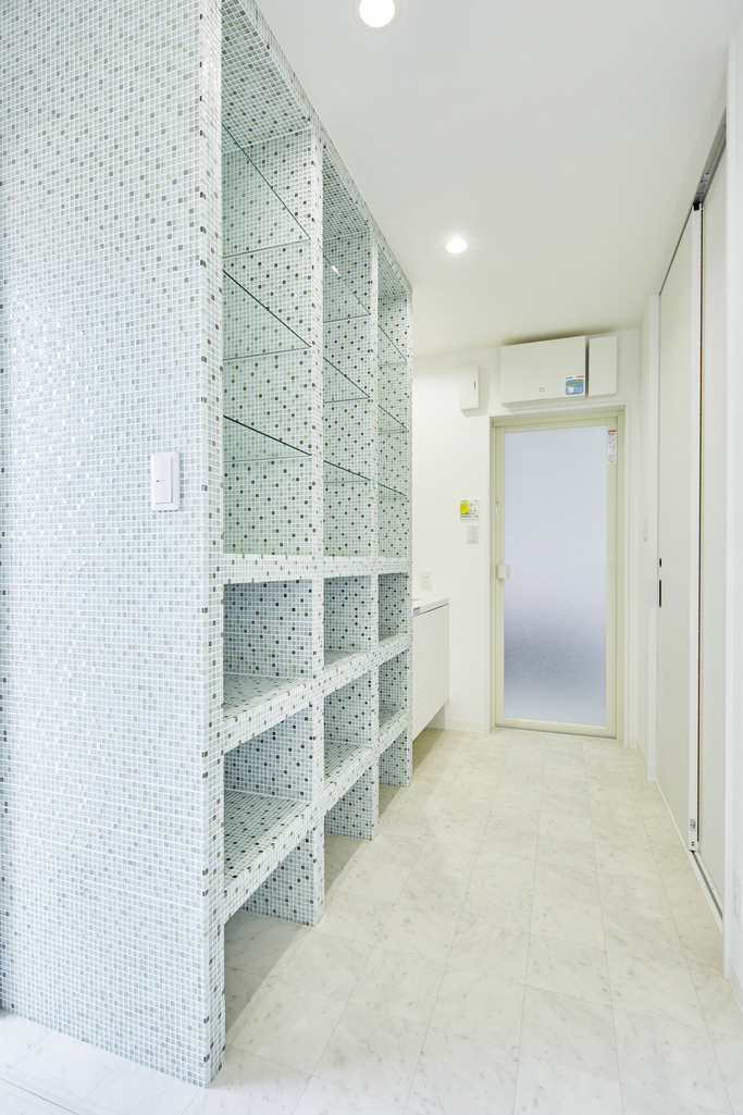 田園風景に佇む解放感溢れる近代住宅