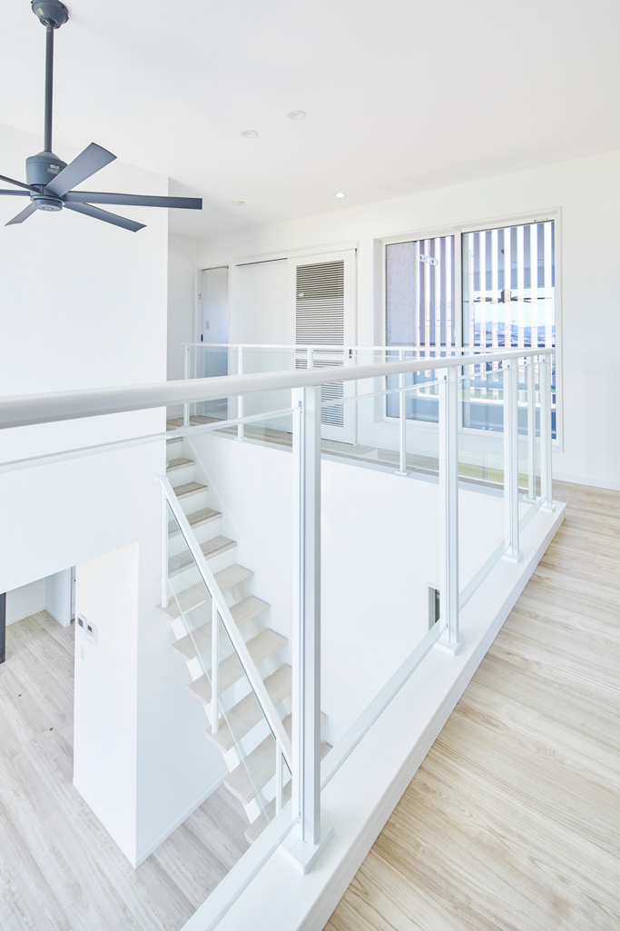 田園風景に佇む解放感溢れる近代住宅