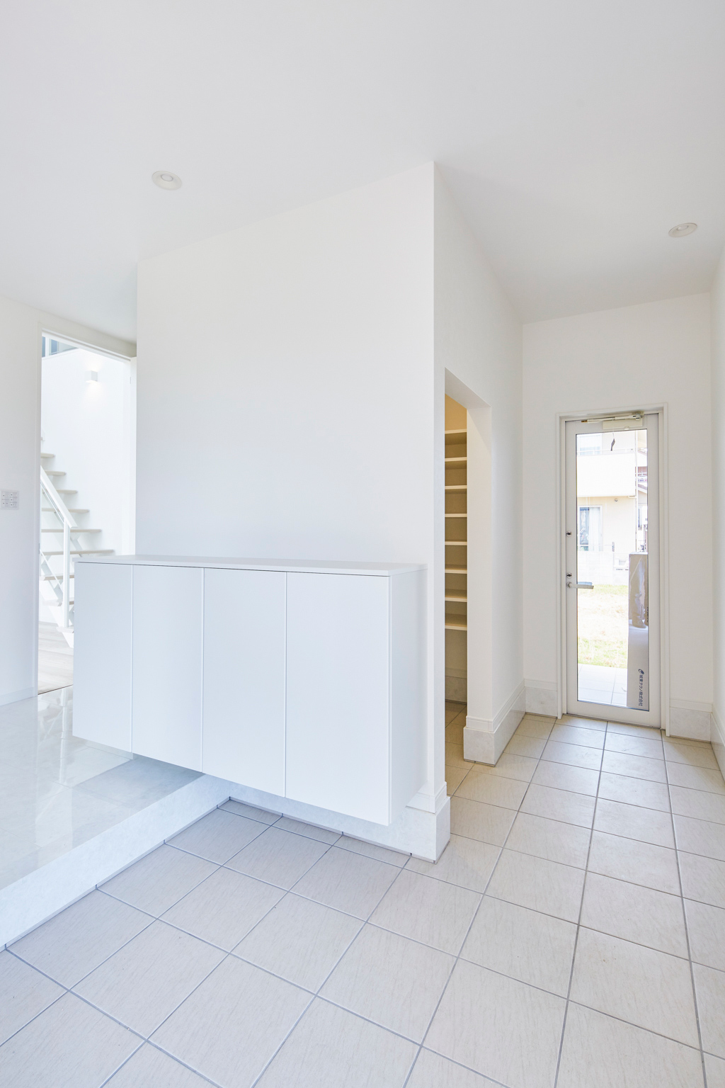 田園風景に佇む解放感溢れる近代住宅